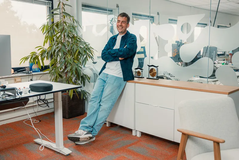 Een collega in de kantoortuin