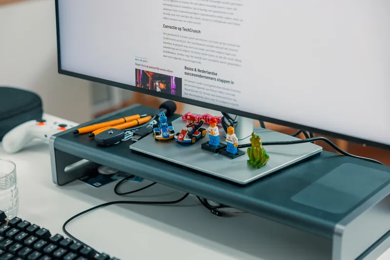 Lego op de monitorstandaard
