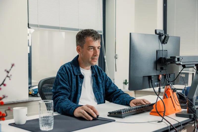 Aan het bureau, midden in een gesprek