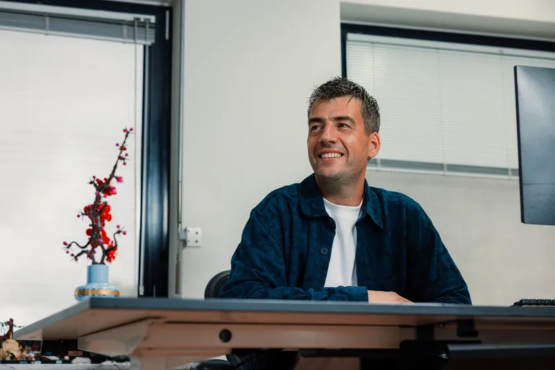 Een lach achter de monitor