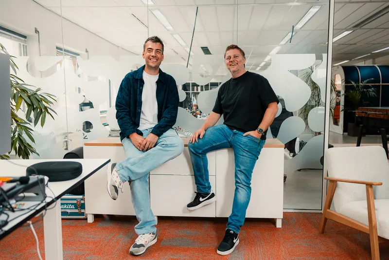 Twee collega’s nemen even pauze op de kast