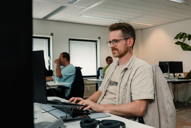 Een collega aan het werk op kantoor in Groningen